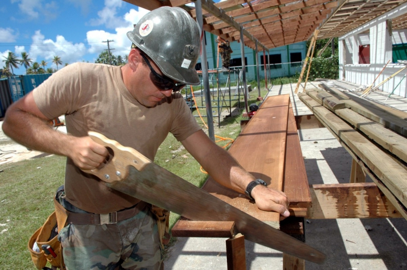 menuisier-BRUE AURIAC-min_worker_construction_building_carpenter_male_job_build_helmet-893290